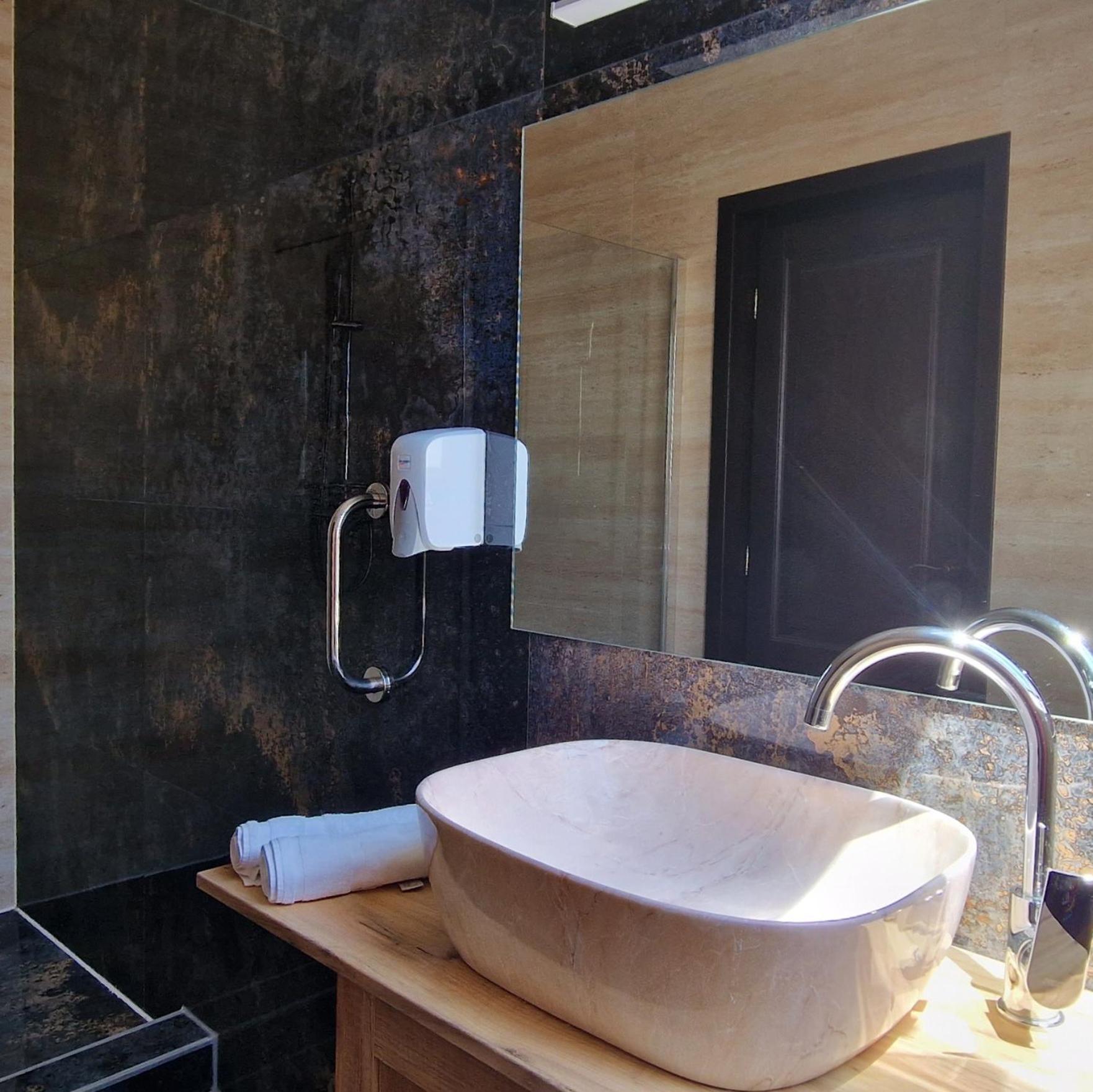 Provence Suceava Hotel Ngoại thất bức ảnh
