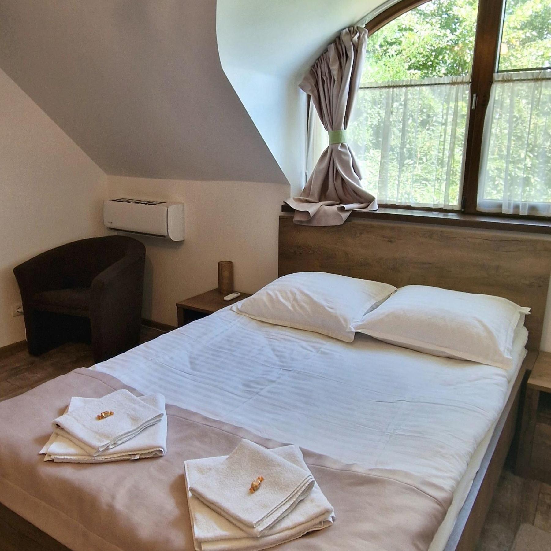 Provence Suceava Hotel Ngoại thất bức ảnh
